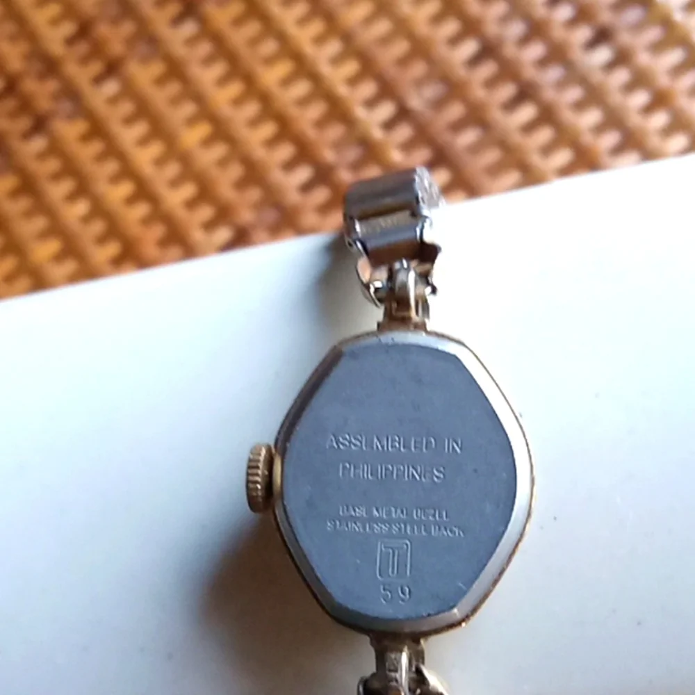 6 vintage ladies watches and one vintage new watch band. All as is. Great Deal.